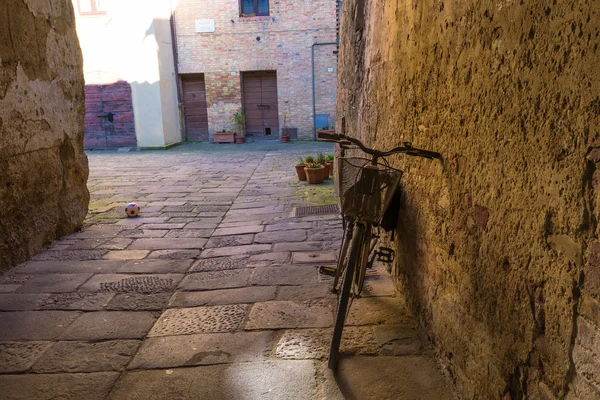 Venkovské kola na ulicích krásného středověkého města v Tus — Stock fotografie