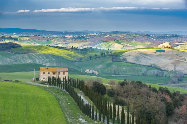 Verlassene Felder und ein Haus in der Toskana — Stockfoto