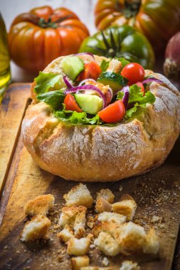 Sıcak yaz günlerinde, Toskana çanak panzanella bir ekmek kase