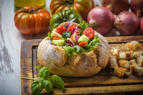 Plat toscan pour les chaudes journées d'été, la panzanella un bol à pain — Photo
