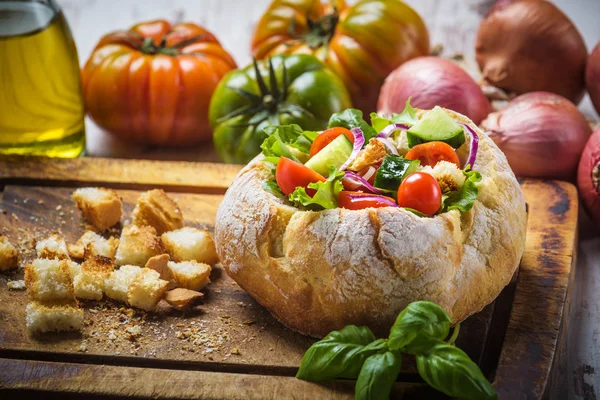 Toskanska maträtt för varma sommardagar, panzanella en bröd skål — Stockfoto