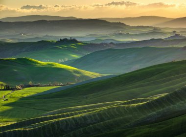 Sıcak ve güneşli gün Girit Senesi, Tuscan peyzaj içinde