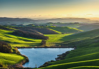 Sıcak ve güneşli gün Girit Senesi, Tuscan peyzaj içinde