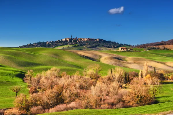 Prachtige lente uitzicht op de middeleeuwse stad in Italië. — Stockfoto