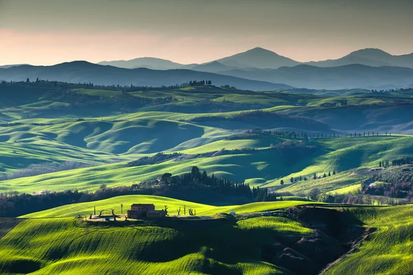 Hermosa vista de primavera de la ciudad medieval en Italia . —  Fotos de Stock