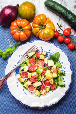 Panzanella zarif bir plaka üzerinde.