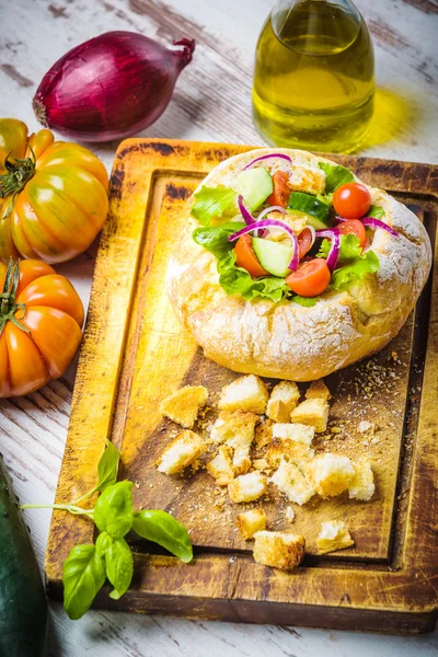 Panzanella saludable dada, verduras toscanas en el plato . — Foto de Stock