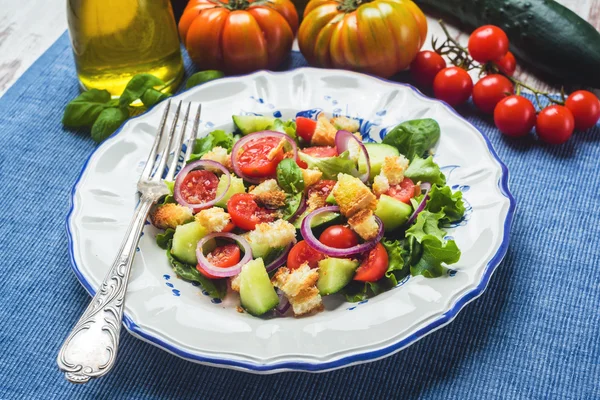 Panzanella zarif bir plaka üzerinde.