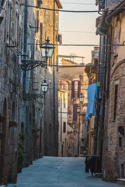 Prachtige magische hoekjes in de middeleeuwse stad van Pitigliano. — Stockfoto