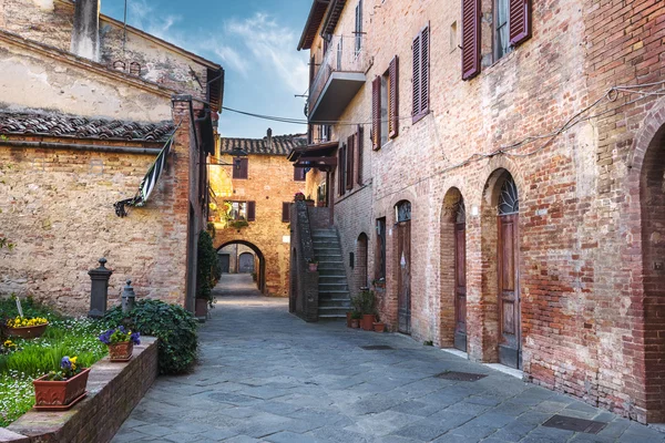 Allées la belle ville médiévale en Toscane . — Photo