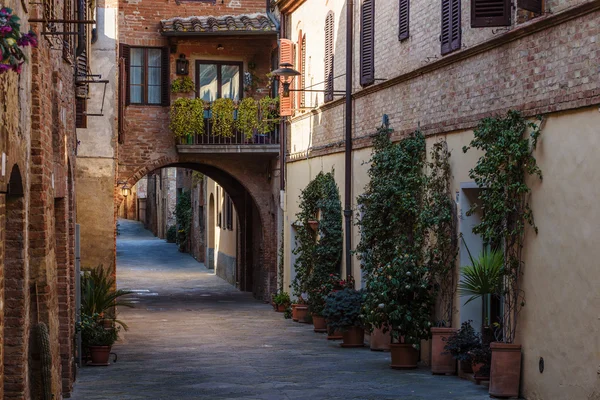 Steegjes de prachtige middeleeuwse stad in Toscane. — Stockfoto