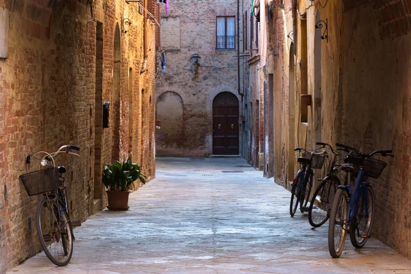 Vélos ruraux dans les rues de la belle ville médiévale de Tus — Photo