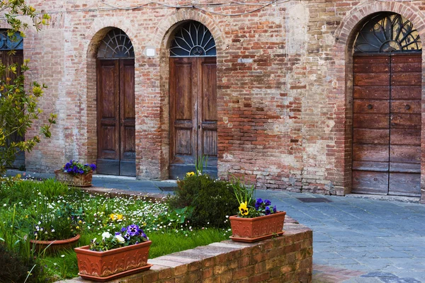 Gassen die wunderschöne mittelalterliche Stadt in der Toskana. — Stockfoto