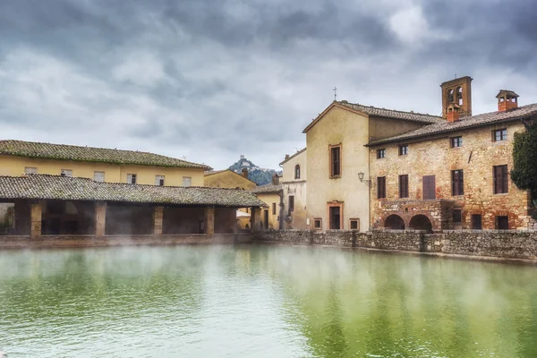 Kleine stad beroemd om haar warm water bronnen in Toscane, Bagno Vi — Stockfoto