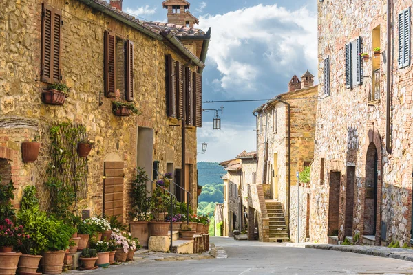 Zomer straten in de middeleeuwse Toscaanse stad. — Stockfoto
