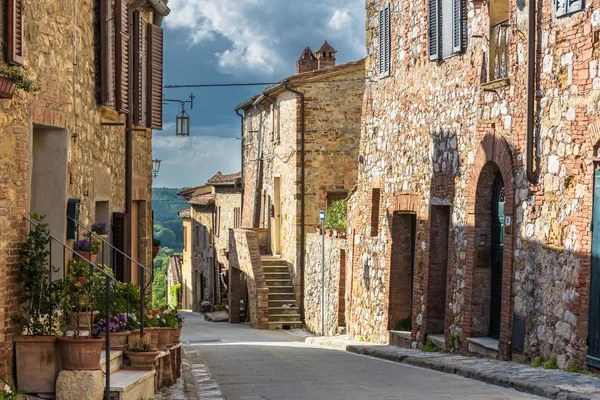 Letní ulice ve středověké toskánském městě. — Stock fotografie