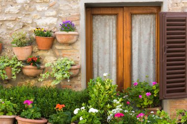 Ortaçağ Tuscan şehrin sokaklarında yaz.