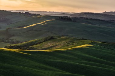 Bir bahar günü İtalyan kırsal manzara panoramik manzaralı.
