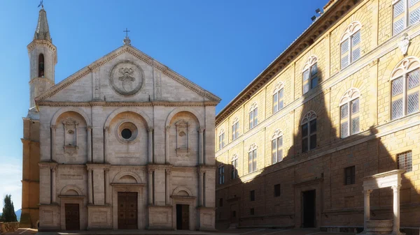 Terkenal persegi di depan Duomo di Pienza, ideal Tuscan kota, It — Stok Foto