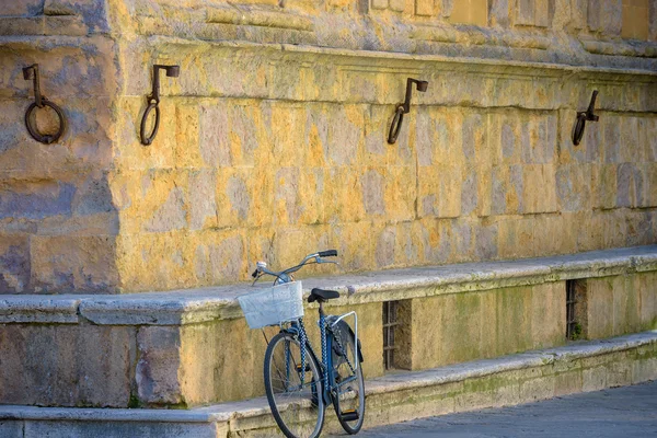 La vieja bicicleta de época contra una pared en Italia . — Foto de Stock
