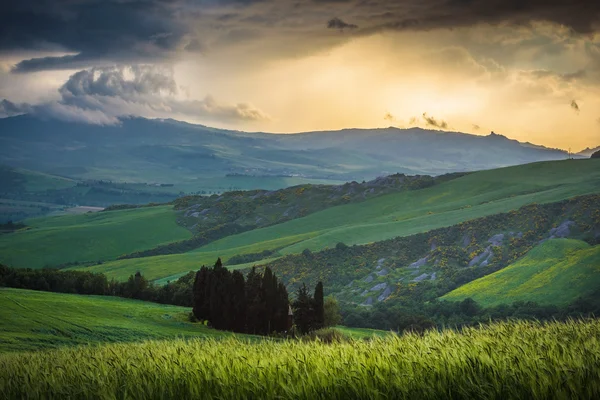 Primavera tempestade tempo com o pôr do sol sobre os prados da Toscana . — Fotografia de Stock
