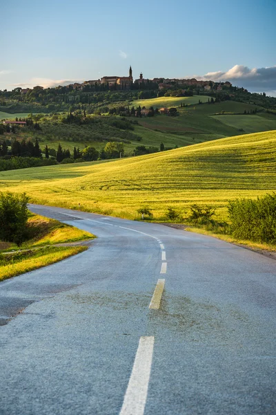 Pienza yol batımında kasabadan görünümünü — Stok fotoğraf