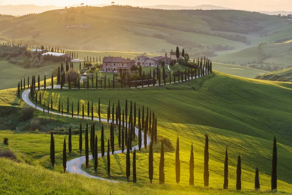 Panorama pemandangan musim semi di lanskap pedesaan Italia . Stok Gambar