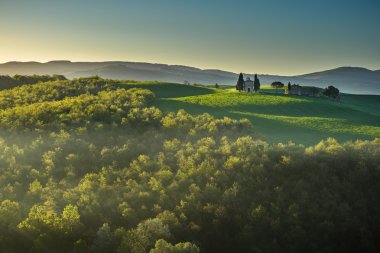 Güzel renklerde bahar kara.