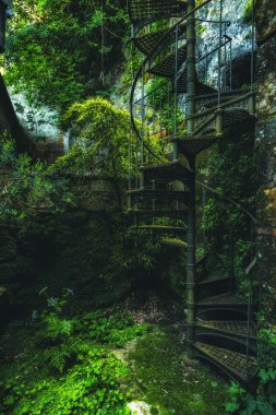 Yeşil köşe eski Toskana kasaba bir tepe üzerinde terk..