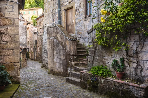 Ruas de primavera da antiga cidade toscana. Flores coloridas florescer um — Fotografia de Stock