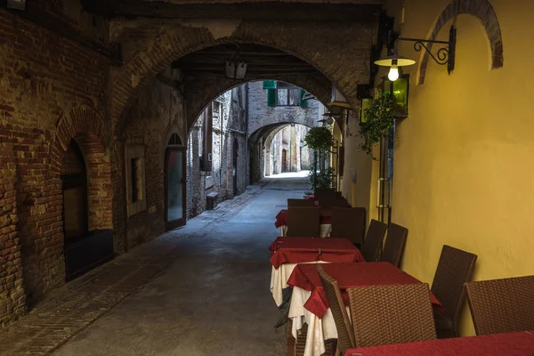 Тосканський ресторан в кутах середньовічного міста Montepu — стокове фото
