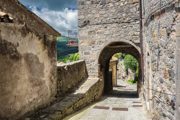 Sokaklar ve tepe Toskana şehirde köşelerinde. Santa Fiora, — Stok fotoğraf