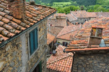 Sokaklar ve tepe Toskana şehirde köşelerinde. Santa Fiora,