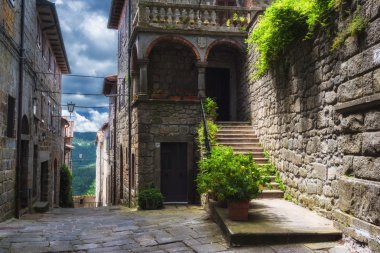 Sokaklar ve tepe Toskana şehirde köşelerinde. Santa Fiora,