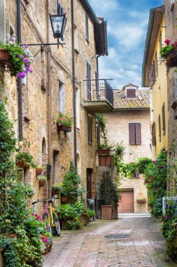 Büyülü küçük bir kasabada bir yağmurlu bahar gününde çiçekli sokak