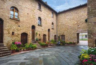 Büyülü küçük bir kasabada bir yağmurlu bahar gününde çiçekli sokak