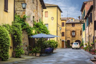 Büyülü küçük bir kasabada bir yağmurlu bahar gününde çiçekli sokak
