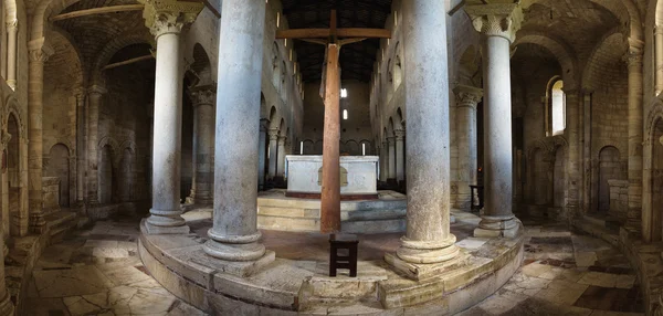 Igreja Católica interior com crucifixo e altar.Abbey Sant 'Anti — Fotografia de Stock