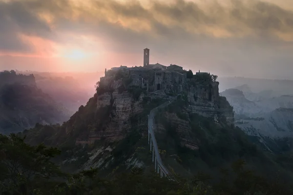 Skyline dari sebuah kota kecil di Lazio, Bagnoregio saat fajar . — Stok Foto