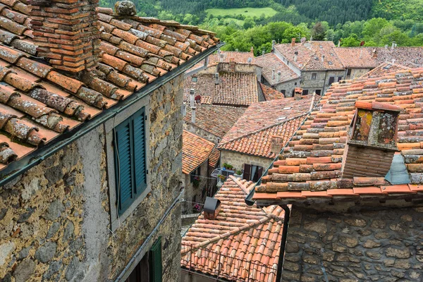 Straten en de hoeken van de Toscaanse stad op de heuvel. Santa Fiora, — Stockfoto