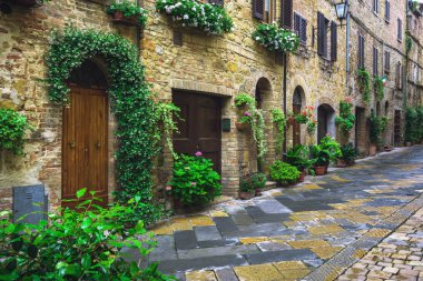 Büyülü küçük bir kasabada bir yağmurlu bahar gününde çiçekli sokak