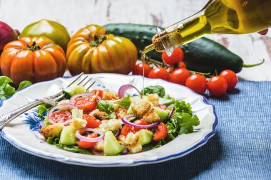 Panzanella zarif bir plaka üzerinde.