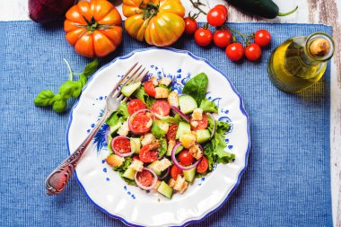 Panzanella zarif bir plaka üzerinde.