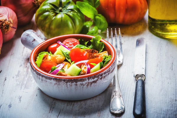 Panzanella, de Italiaanse gerechten op een zomerdagen. — Stockfoto