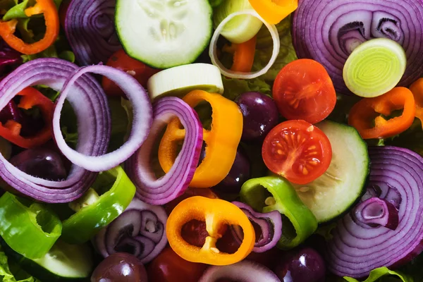 Salade de printemps avec beaucoup de légumes et pleine de couleur . — Photo