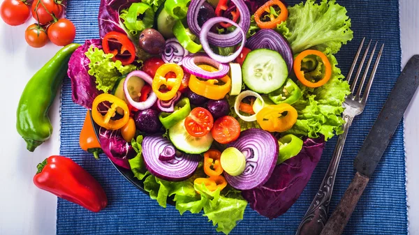 Insalata di primavera con un sacco di verdure e pieno di colore . — Foto Stock