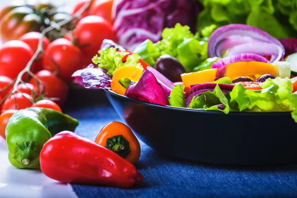 Insalata di primavera con un sacco di verdure e pieno di colore . — Foto Stock