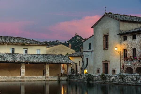 Pequeña ciudad medieval toscana famosa por sus aguas termales, Bagno —  Fotos de Stock