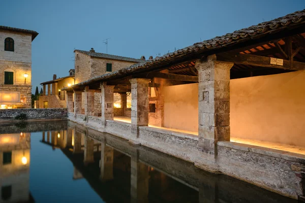 Medeltida lilla toskanska staden känd för dess termiska vatten, Bagno — Stockfoto