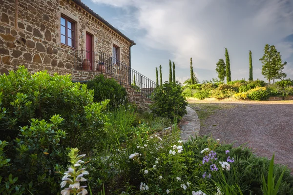 Casa velha bonita com pedras no dia de primavera . — Fotografia de Stock